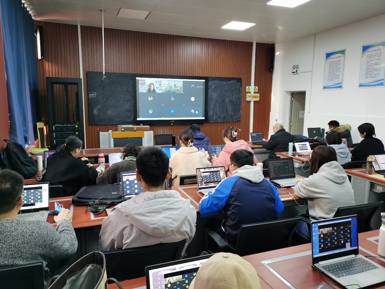 会议室里的人们描述已自动生成 会议室里的人们描述已自动生成